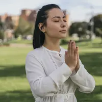 Ilustrasi seorang wanita yang sedang melatih kecerdasan spiritual (freepik).