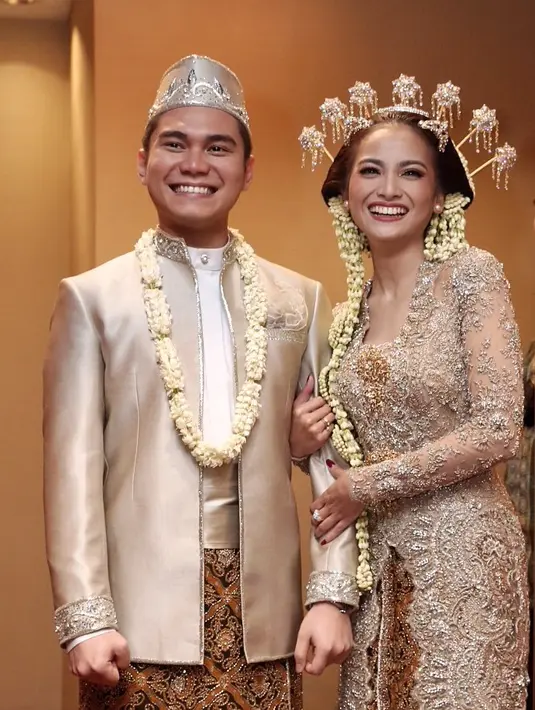 Seperti diketahui, Vicky melamar artis bernama lahir Jelita Septriasa itu setelah kenal 4 hari. Logam mulia seberat 180 gram dan seperangkat alat salat sebagai maskawinnya. (Galih W. Satria/Bintang.com)