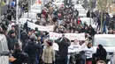 Pengunjuk rasa membawa poster bertuliskan 'Keadilan untuk Theo' saat berdemo di jalanan Aulnay-sous-Bois, utara Paris, Prancis, Senin (6/2). Mereka mengecam tindakan seorang polisi yang menyodomi pemuda berusia 22 tahun, Theo. (FRANCOIS GUILLOT/AFP)