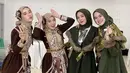 <p>Selain Nabilah Ayu, member lain yang juga menggunakan hijab selama manggung adalah Melody, Bebi JKT48, Dena, dan juga Uty. Mereka tetap terlihat manis dan anggun. (Instagram/nblh.ayu)</p>