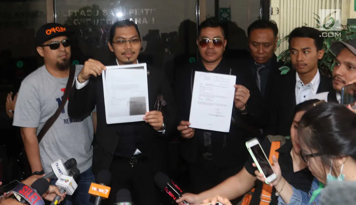Pengacara pedangdut Saipul Jamil, Deddy DJ (tengah) memberi pernyataan di PN Jakarta Utara, Senin (21/1). Deddy mengatakan Saipul Jamil yang sudah menjalani hukuman penjara beberapa tahun belakangan akan segera bebas. (Kapanlagi.com/Bayu Herdianto)