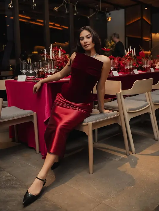 Sempurnakan tampilan Lady in Red, Valerie Thomas kenakan sling bag pump dan kalung berlian [@valerieethomas]