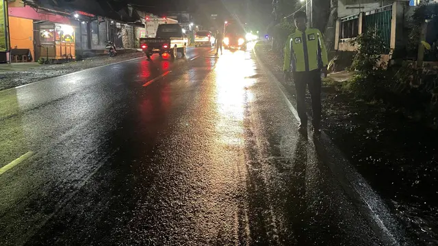 Kecelakaan lalu lintas tragis merenggut nyawa seorang bocah perempuan berusia 9 tahun di Jalan Raya Ongkrak, Kampung Sundawenang, Desa Ongkrak, Kecamatan Cibadak, Kabupaten Sukabumi, Rabu (30/7/2025) malam. (Foto: Dok Gakkum Satlantas Polres Sukabumi)