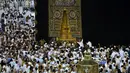 Umat muslim memanjatkan doa dengan menyentuh dinding Kakbah selama ibadah umrah di Masjidil Haram, Makkah, Arab Saudi, Minggu (26/5/2019). Ramadan adalah bulan istimewa bagi umat Islam, banyak orang berlomba-lomba melakukan amalan ibadah sebanyak-sebanyaknya salah satunya umrah. (REUTERS/Waleed Ali)