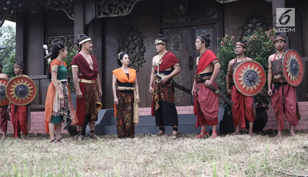 Para pemain melakukan adegan saat syuting Saur Sepuh di kawasan Cibinong, Jawa Barat, Rabu (2/8). Saur Sepuh sendiri telah memulai proses syutingnya sejak November 2016 lalu dan akan segera tayang di SCTV. (Liputan6.com/Herman Zakharia)