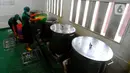 Pekerja menyelesaikan pembuatan tempe pada pabrik tempe terbesar di dunia di Pabrik Azaki Food International di Bogor, Jawa Barat, Rabu (04/10/2023). (merdeka.com/Arie Basuki)