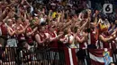 Aksi suporter timnas basket Latvia saat menyaksikan laga timnya melawan Kanada pada laga terakhir penyisihan Grup H FIBA World Cup 2023 di Indonesia Arena, Gelora Bung Karno, Jakarta, Selasa (29/8/2023). (Liputan6.com/Helmi Fithriansyah)