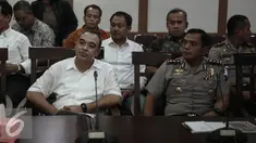 Bupati Tangerang, Ahmed Zaki Iskandar (kiri) menghadiri panggilan Ombudsman Republik Indonesia (ORI) di Jakarta, Jumat (20/5). Pemanggilan tersebut terkait dengan upaya penggusuran paksa Kampung Nelayan Dadap, Banten. (Liputan6.com/Faizal Fanani)