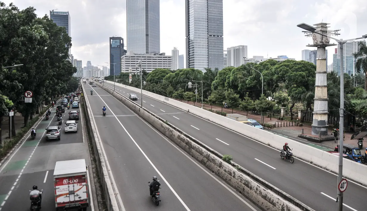 Sejumlah pengendara sepeda motor saat menerobos jalan layang non tol (JLNT) Casablanca, Kuningan, Jakarta Selatan, Senin (9/1/2023). Ditlantas Polda Metro Jaya akan kembali memberlakukan tilang manual di wilayah DKI Jakarta untuk melengkapi tilang elektronik yang berlaku sejak Oktober 2022. (merdeka.com/Iqbal S Nugroho)