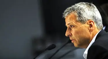 Pelatih Hertha Berlin asal Swiss, Lucien Favre saat konferensi pers seusai kekalahan 1-5 dari Hoffenheim, 27 September 2009. Hertha memecat Favre. AFP PHOTO DDP / SASCHA SCHUERMANN