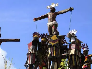 Sejumlah pemuda memerankan drama Jalan Salib dalam rangka menyambut Hari Paskah yang berlangsung di halaman Gereja Kristus Terang Dunia di Waena, Jayapura, Papua, Jumat (6/3). Prosesi jalan salib itu untuk mengingatkan umat manusia pada penderitaan Yesus menyelamatkan umat manusia. (Antara)
