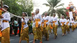 Peserta mengenakan pakaian adat pada karnaval Budaya Bali di kawasan Nusa Dua, Bali, Jumat (12/10). Karnaval tersebut untuk memeriahkan perhelatan Pertemuan Tahunan IMF - World Bank Group 2018 di Bali. (Liputan6.com/Angga Yuniar)