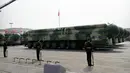 Kendaraan militer yang membawa rudal balistik antarbenua Dongfeng-41 (DF-41) melintas dalam parade militer di Beijing, 1 Oktober 2019. Rudal balistik antarbenua DF-41 menjadi sorotan pengamat dan ahli persenjataan dunia karena disebut dapat menjangkau wilayah AS. (AP/Mark Schiefelbein)