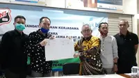 Penandatanganan kerja sama antara SSB UNI dan Bank Jabar Banten (BJB) di kantor cabang BJB Tamansari, Bandung, Jumat (17/7/2020). (Bola.com/Erwin Snaz)