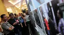 Kapolri Jenderal Sutarman ditemani Fotografer senior Darwis Triadi saat melihat foto-foto yang dipamerkan di Mall Casablanca, Jakarta, Kamis (6/11/2014)(Liputan6.com/Johan Tallo)