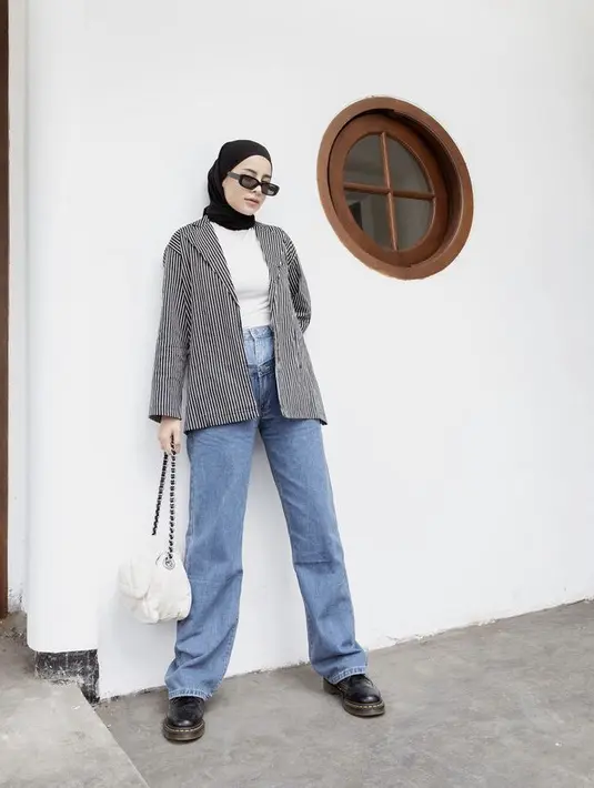<p>Boyfriend denim cocok dipadukan dengan blazer bermotif dan inner putih. Kenakan pashmina hitam dan alasan kaki model oxford. @emyaghnia</p>