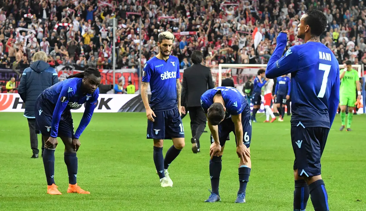 Para pemain Lazio bereaksi setelah kalah telak dari Red Bull Salzburg pada leg kedua perempat final Liga Europa di Red Bull Arena, Jumat (13/4). Lazio gagal melangkah ke semifinal usai disingkirkan Salzburg 1-4. (AP/Kerstin Joensson)