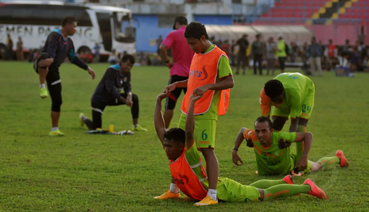 Sejumlah pemain Persebaya Surabaya melakukan peregangan otot jelang berlatih di Stadion H Agus Salim, Padang, Jumat (16/1/2015). Persebaya akan berhadapan dengan Semen Padang di laga perdana SCM Cup 2015 grup A.  (Liputan6.com/Johan Tallo)