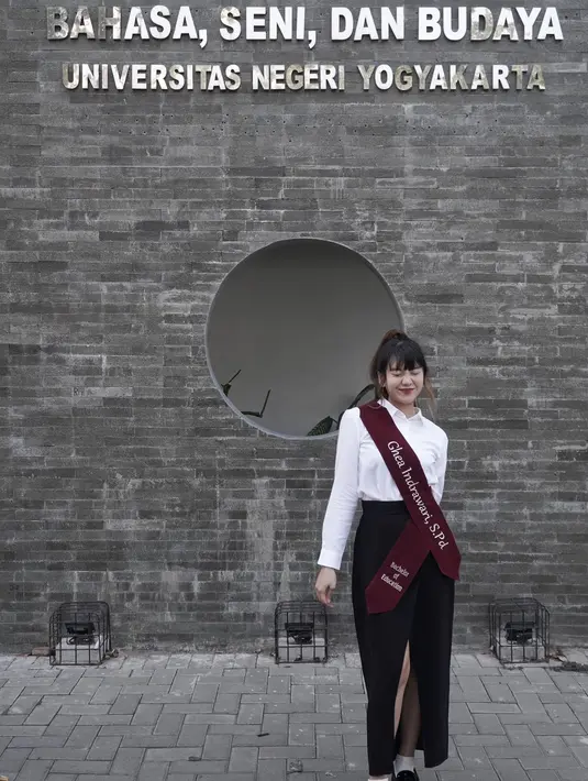 Selamat! Ghea Indrawari Sah Jadi Sarjana Pendidikan Setelah Seminggu Gak Bisa Tidur Tenang Jelang Sidang. (instagram.com/gheaindrawari)