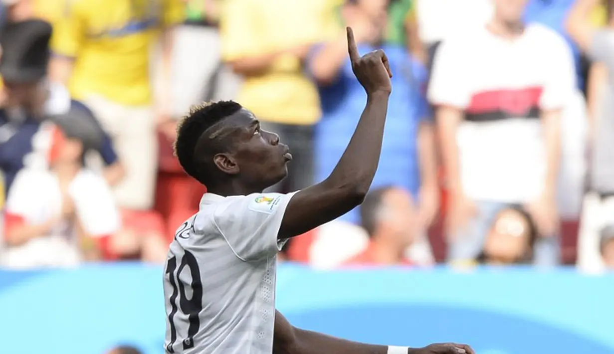 Bintang muda Perancis Paul Pogba merayakan golnya dengan selebrasi menatap langit saat Perancis bertemu Nigeria, Beira-Rio Stadium, Porto Alegre (30/06/2014) (AFP PHOTO/FRANCK FIFE)