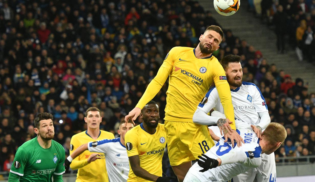 Duel udara yang dilakukan Olivier Giroud pada leg kedua, babak 16 besar Liga Europa yang berlangsung di Stadion Stamford Bridge, London, Jumat (15/3). Chelsea menang 5-0 atas Dynamo Kiev. (AFP/ Sergei Supinski)