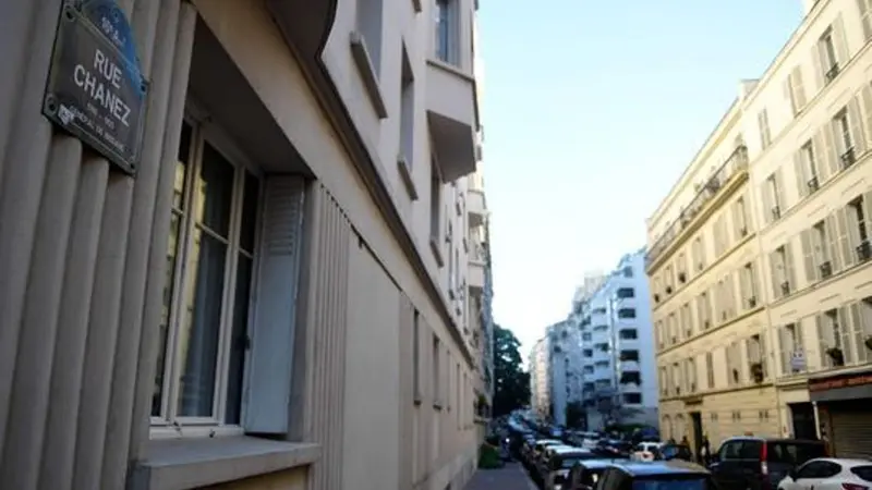 Jalanan di lingkungan perumahan mewah di Paris, Prancis tempat polisi menemukan bahan peledak. (AFP)