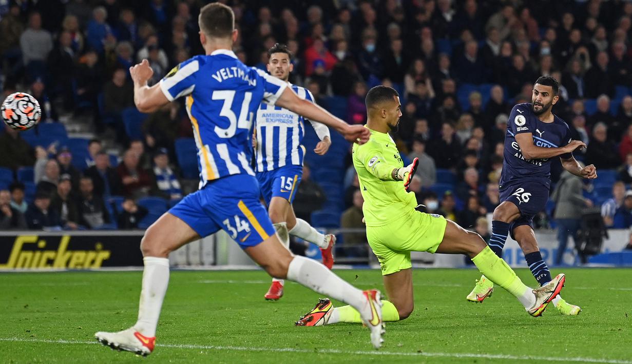 Di masa injury time, Manchester City kembali mencetak gol. Sepakan Riyad Mahrez berhasil menaklukkan Robert Sanchez yang diawali dengan kesalahan barisan pertahanan Brighton. Skor 4-1 untuk kemenangan Manchester City bertahan hingga laga usai. (AFP/Glyn Kirk)