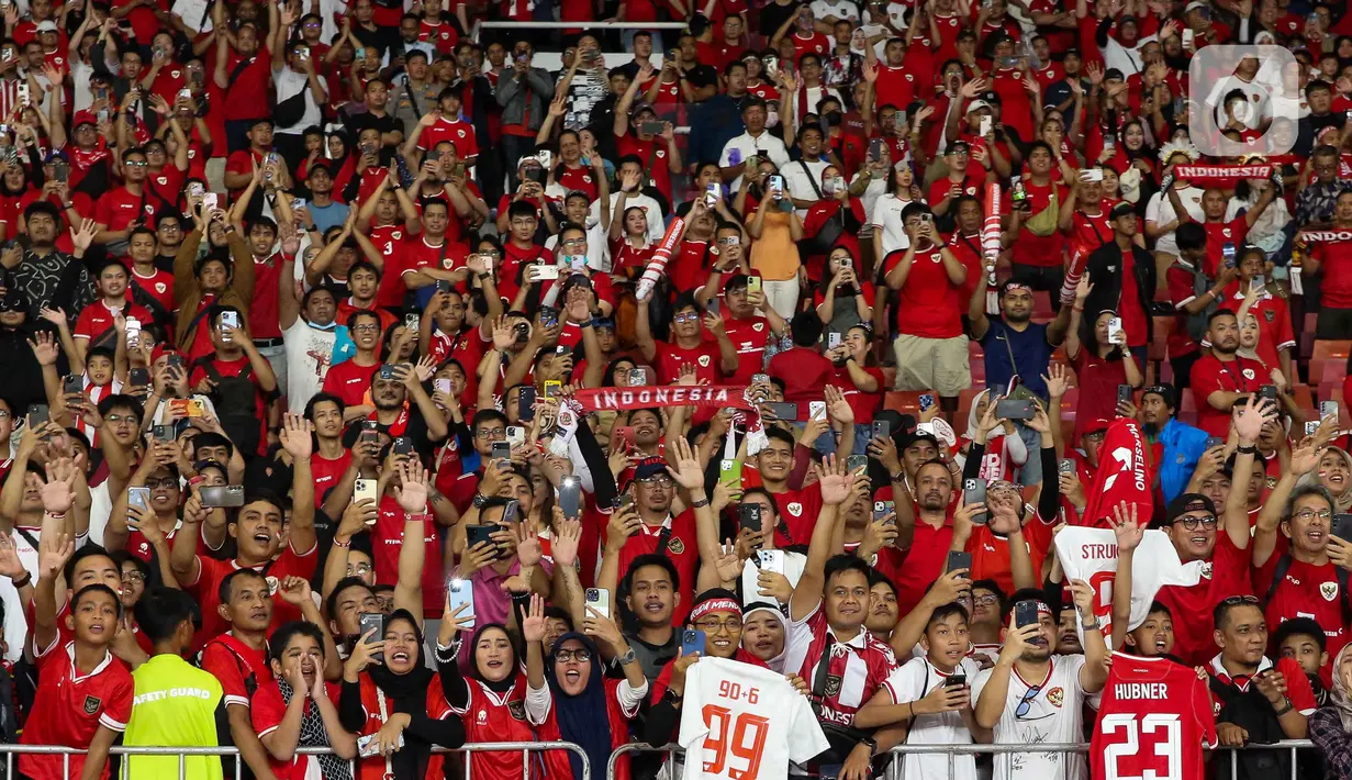 Suporter tim Garuda menyambut kemenangan timnas Indonesia dengan gegap gempita. (Liputan6.com/Herman Zakharia)