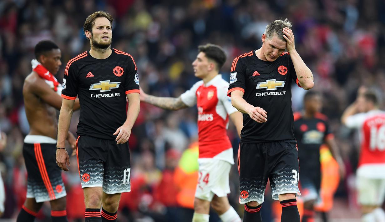 Pemain Manchester United Bastian Schweinsteiger dan Daley Blind terlihat murung usai kalah pada Laga lanjutan Liga Premier Inggris antara Arsenal vs Manchester United di Emirates Stadium. Minggu (04/10/2015). Arsenal menang 3-0. (Reuters / Dylan Martinez)