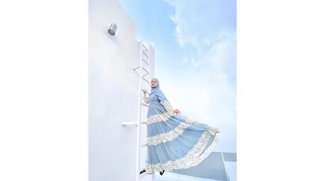 6 Momen Dinda Hauw Difoto Rey Mbayang di Atap Rumah, Hasilnya Keren