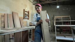 Tukang kayu Iran Sahar Biglari membawa kayu saat bekerja di bengkelnya di Teheran, Iran, 12 Maret 2023. Semakin banyak perempuan Iran berjuang untuk mengatasi hambatan gender. (AP Photo/Vahid Salemi)