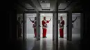 Seorang pria berpakaian seperti Sinterklas melambai di ruang gawat darurat sebuah rumah sakit di lingkungan El Cementerio di Caracas, Venezuela pada 25 Desember 2023. (Pedro Rances Mattey / AFP)