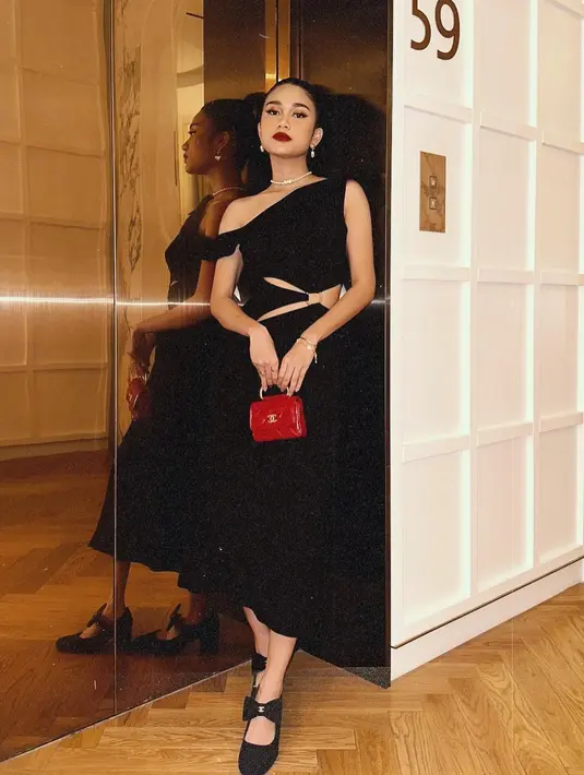 Penampilan luar biasa Azizah Salsha dengan dress hitam yang satu ini juga tak bisa dilupakan. Dress ini memiliki lengan asimetris dengan detail cut-out di bagian perutnya. [Foto: Instagram/azizahsalsha_]