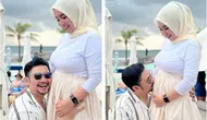 Memasuki trimester kedua kehamilan, Angga Wijaya tak sungkan bagikan momen mesra ketika mencium baby bump istrinya. Sumber: IG @anggawijaya88 @cinta_swett92