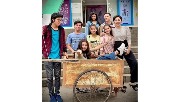 6 Potret Keakraban Kiesha Alvaro dengan Pemeran Cewek Sinetron Dari Jendela SMP