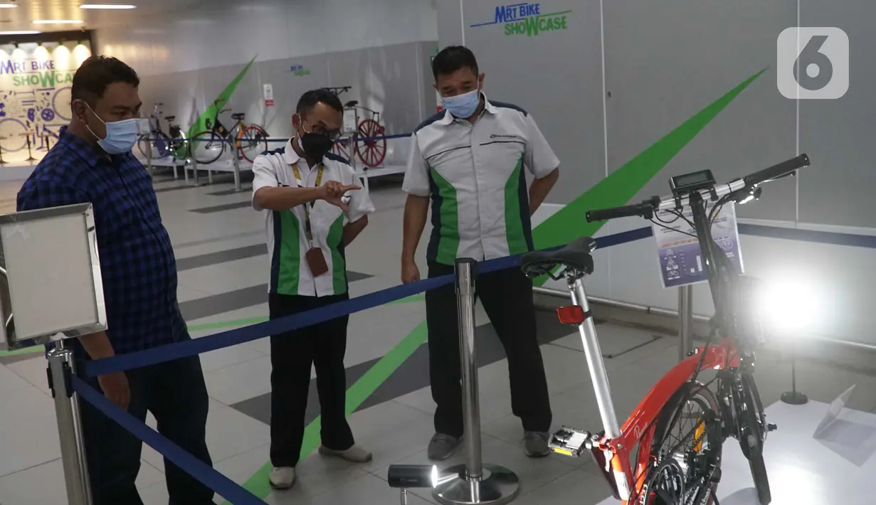 Pengunjung melihat sepeda listrik Polimetal Raynor Electric Bike dalam MRT Bike Showcase di stasiun MRT Bundaran HI, Jakarta (29/03/2022). Sepeda listrik yang mampu menempuh jarak hingga 50 kilometer mengandalkan Bataraz battery pack untuk sekali pengecasan.selama 4 jam. (Liputan6.com/HO/Drma)