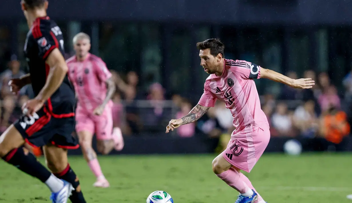 Lionel Messi tampil sebagai bintang utama kemenangan Inter Miami atas DC United dengan kontribusi dua gol yang terjadi pada menit ke-66 dan 85 serta satu assist. (Chris Arjoon/AFP)