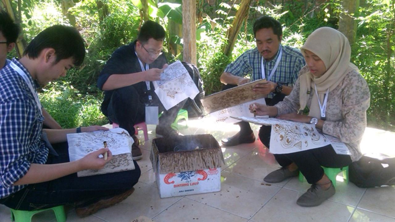 Mengintip Peserta Konferensi International Tempe Belajar Membatik