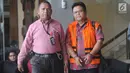 Hakim Pengadilan Negeri Semarang, Lasito dengan rompi tahanan meninggalkan gedung KPK, Jakarta, Selasa (26/3). Lasito ditahan oleh KPK setelah menjalani pemeriksaan sebagai tersangka kasus suap terkait putusan atas praperadilan kasus korupsi yang ditangani PN Semarang. (merdeka.com/Dwi Narwoko)