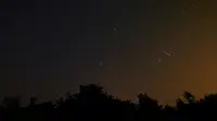 Sebuah Pemandangan meteor jatuh terlihat dari Desa Goroshki, Minsk, Belarus, Rabu (12/8/2015). Meteor jatuh tersebut merupakan bagian dari fenomena hujan meteor Perseid yang rutin terjadi setiap tahun. (REUTERS/Vasily Fedosenko)