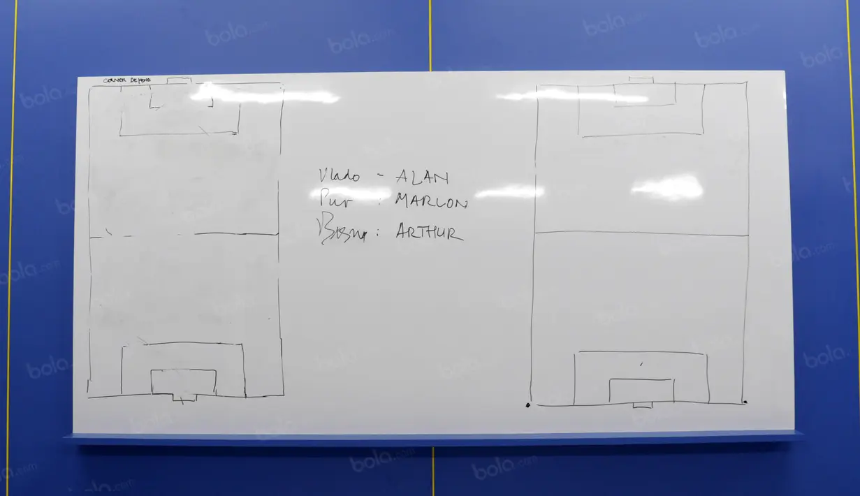 Papan tulis dari kaca yang berfungsi mematangkan strategi pelatih untuk pemain Persib Bandung di Stadion Gelora Bandung Lautan Api, Sabtu (2/7/2016). (Bola.com/Nicklas Hanoatubun)