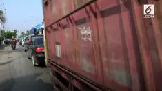 Memasuki H-4 Lebaran 2018, volume kendaraan Pemudik dari arah Jakarta melalui jalur Arteri Pantura Brebes hingga kota Tegal, Jawa Tengah, sejak senin pagi padat ramai. Sementara suasana arus lalu lintas di pintu keluar tol brebes timur masih terpanta...
