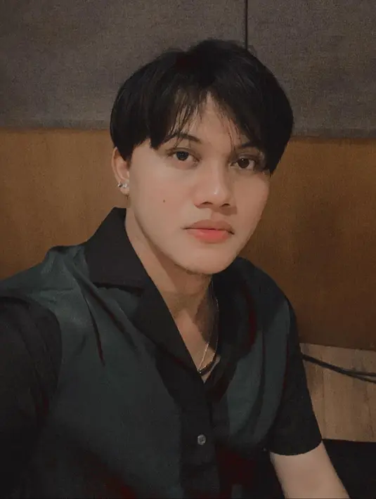 Terlepas dari projek tersebut, ternyata keduanya menjadi sepasang sahabat. Iky mengaku, ia juga menjadi tempat curhat Anya. Banyak hal yang mereka perbincangkan. (Instagram/rizkyfbian)