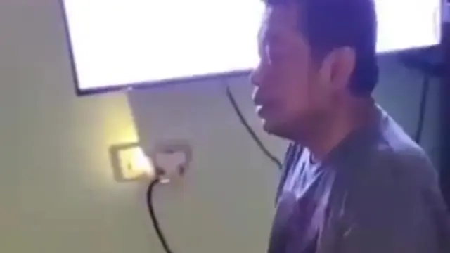 Kepala Kantor Otoritas Bandar Udara Wilayah X Merauke itu dipolisikan gara-gara videonya viral saat menginjak-injak kitab suci Alquran. (Tangkapan layar)