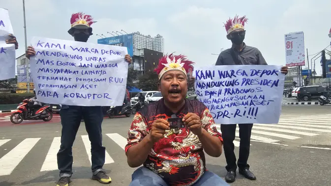 Protes Rekening Botok Diblokir, Warga Depok Bakar Kartu ATM di Jalan