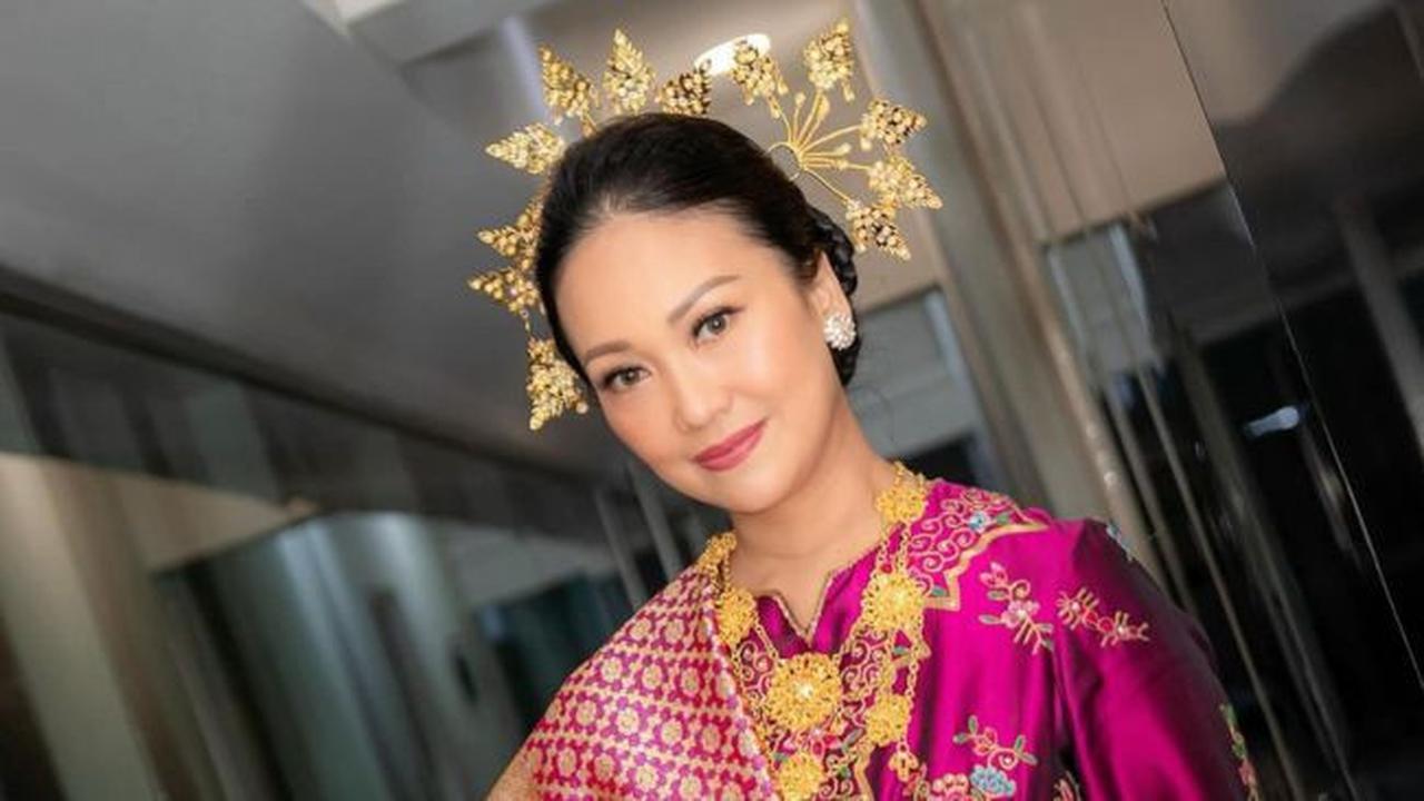 Potret Cantik Nola B3 Pakai Baju Kuruang yang Anggun dalam Konser Kenangan untuk Elly Kasim. (instagram/riafinola)