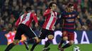 Aksi Lionel Messi melewati hadangan pemain Athletic Bilbao dalam pertandingan leg kedua perempat final Copa del Rey di Stadion Camp Nou, Barcelona, Kamis (28/1/2016) dini hari WIB. (AFP/Lluis Gene)