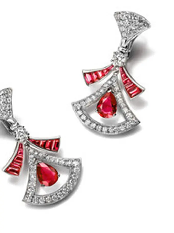 Perhiasan Mewah dari BVLGARI yang Dikenakan Selena Gomez di Musik Video Terbaru Love On