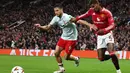 Hingga akhir babak pertama, Manchester United unggul 1-0 atas FC Twente. (Darren Staples/AFP)