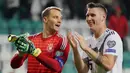 Pemain Jerman, Manuel Neuer dan Niklas Suele, merayakan kemenangan atas Estonia pada laga Kualifikasi Piala Eropa 2020 di Talinn, Minggu (13/10). Estonia kalah 0-3 dari Jerman. (AFP/Janek Skarzynski)